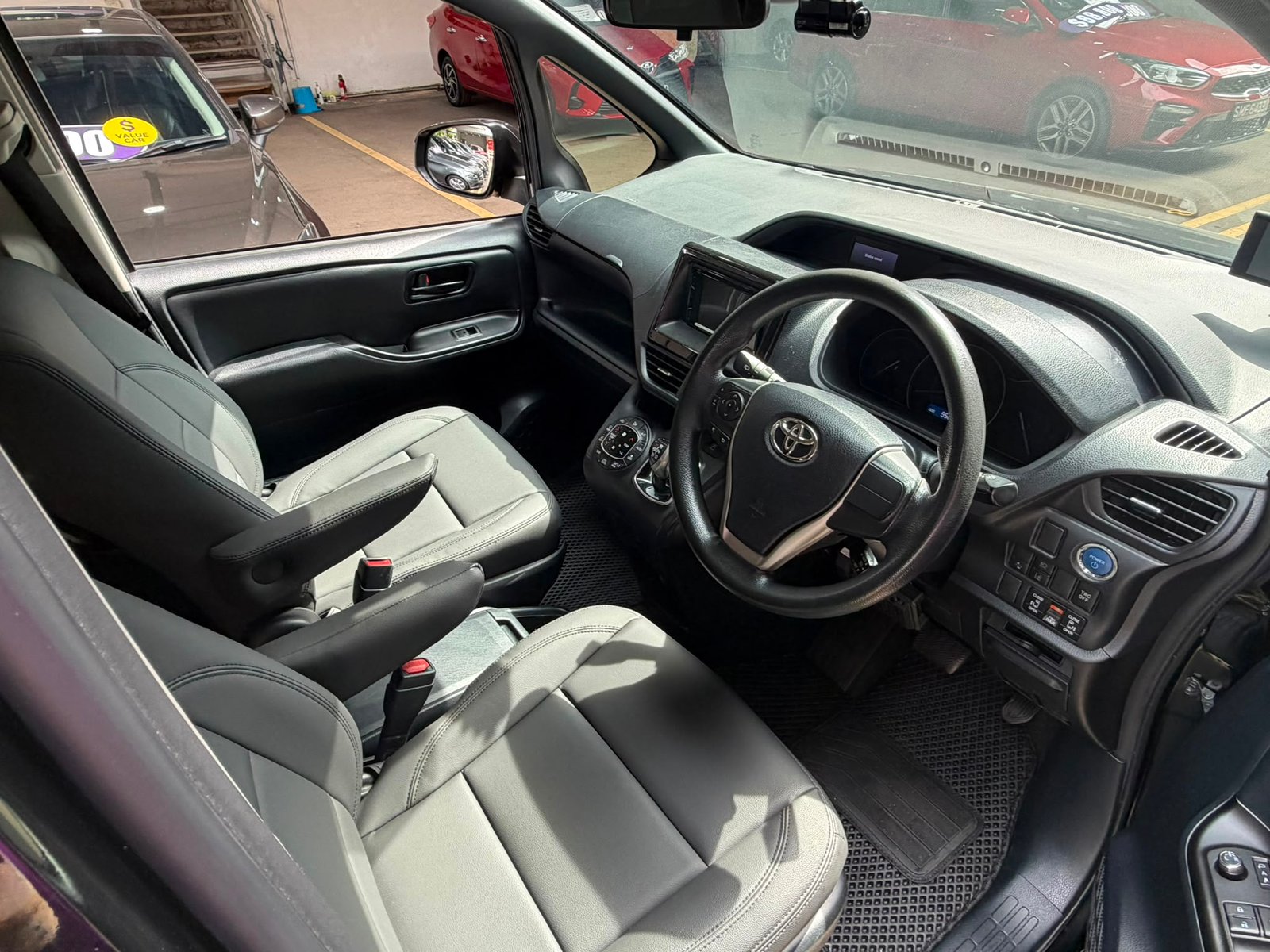 Toyota Noah Hybrid 1.8X photo 7